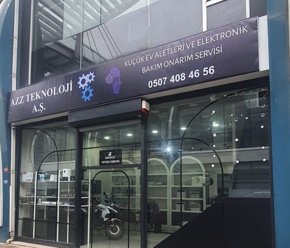 Azz Teknoloji’nin Avcılar’daki cam cepheli giriş kapısı; tabelada “AZZ TEKNOLOJİ A.Ş.” ve 0507 408 46 56 yazıyor
